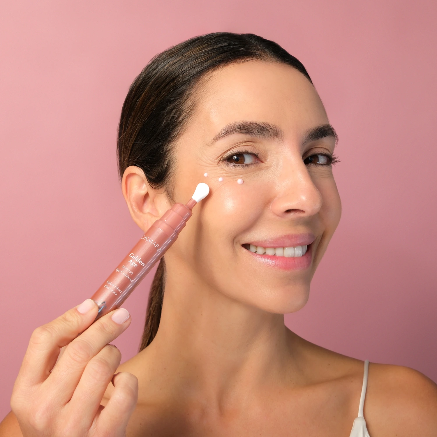 Aplicación de cuidado facial en una campaña oficial de Casmara
